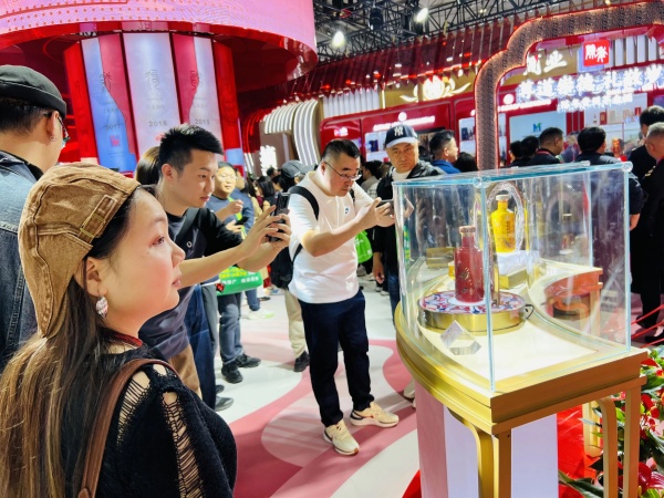 茅臺展廳成“打卡”點