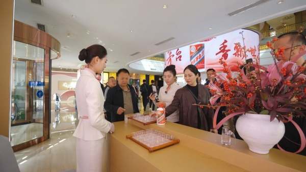 茅臺展廳成“打卡”點